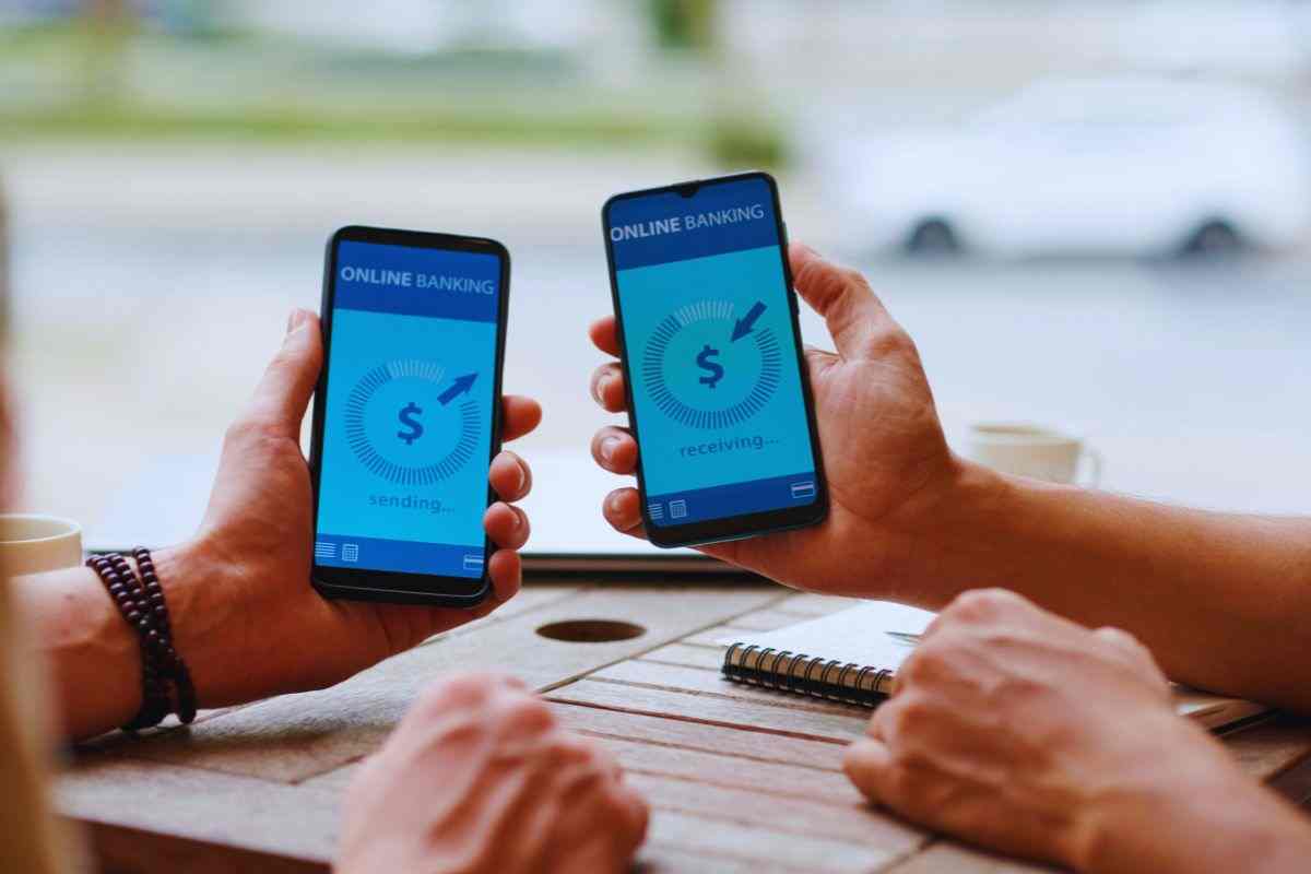 Trasferimento di denaro tramite app smartphone
