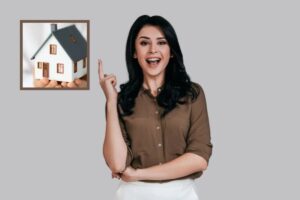 donna con un ditoo alzato e nel riquadro una casetta in miniatura