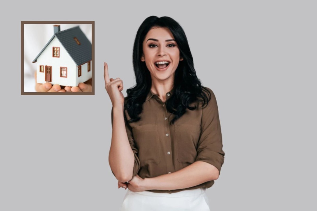 donna con un ditoo alzato e nel riquadro una casetta in miniatura