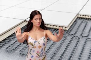 riscaldamento a pavimento e donna che dice no