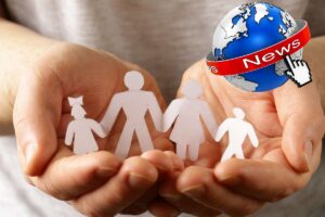 mani con disegno di una famiglia in bianco e mappamondo con scritta news