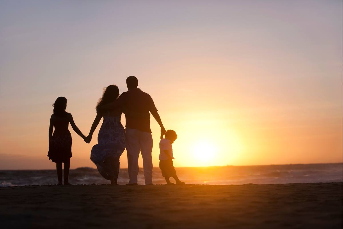 famiglia di schiena al tramonto