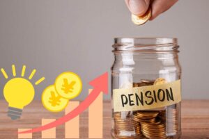 barattolo con monete e scritta pensioni, più frecce in alto e lampadina