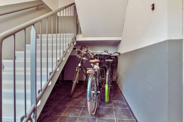 biciclette nel sottoscala di un condominio