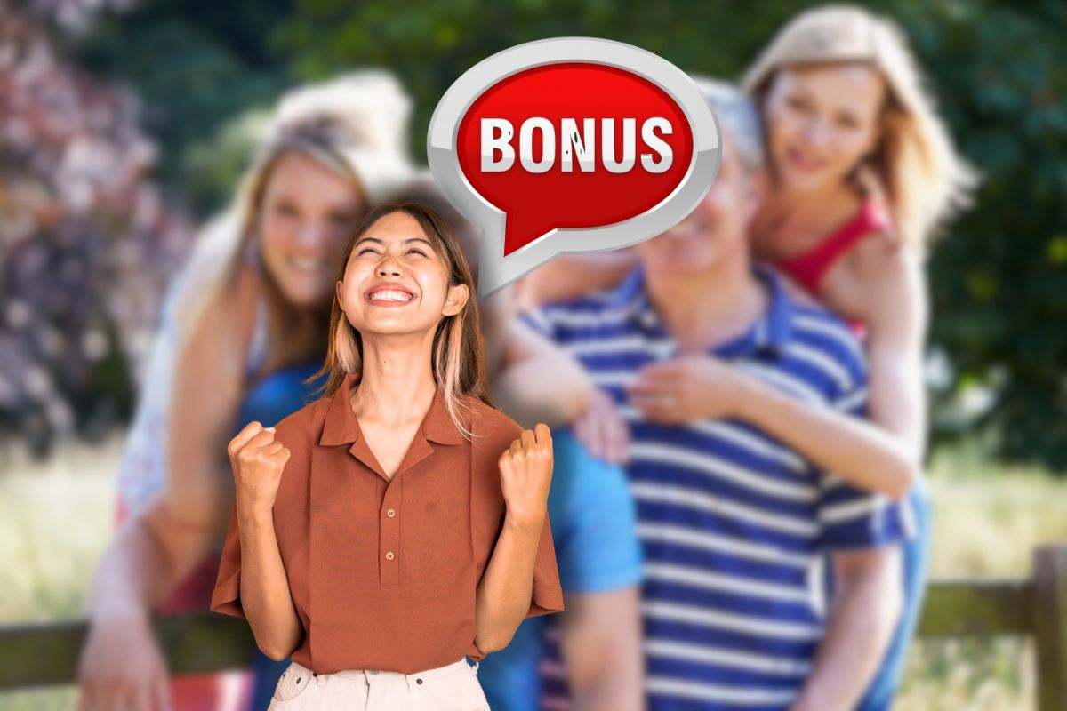 famiglia con ragazzi adulti sullo sfondo, scritta bonus e donna che esulta