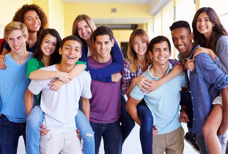 ragazzi adolescenti sorridenti che si abbracciano