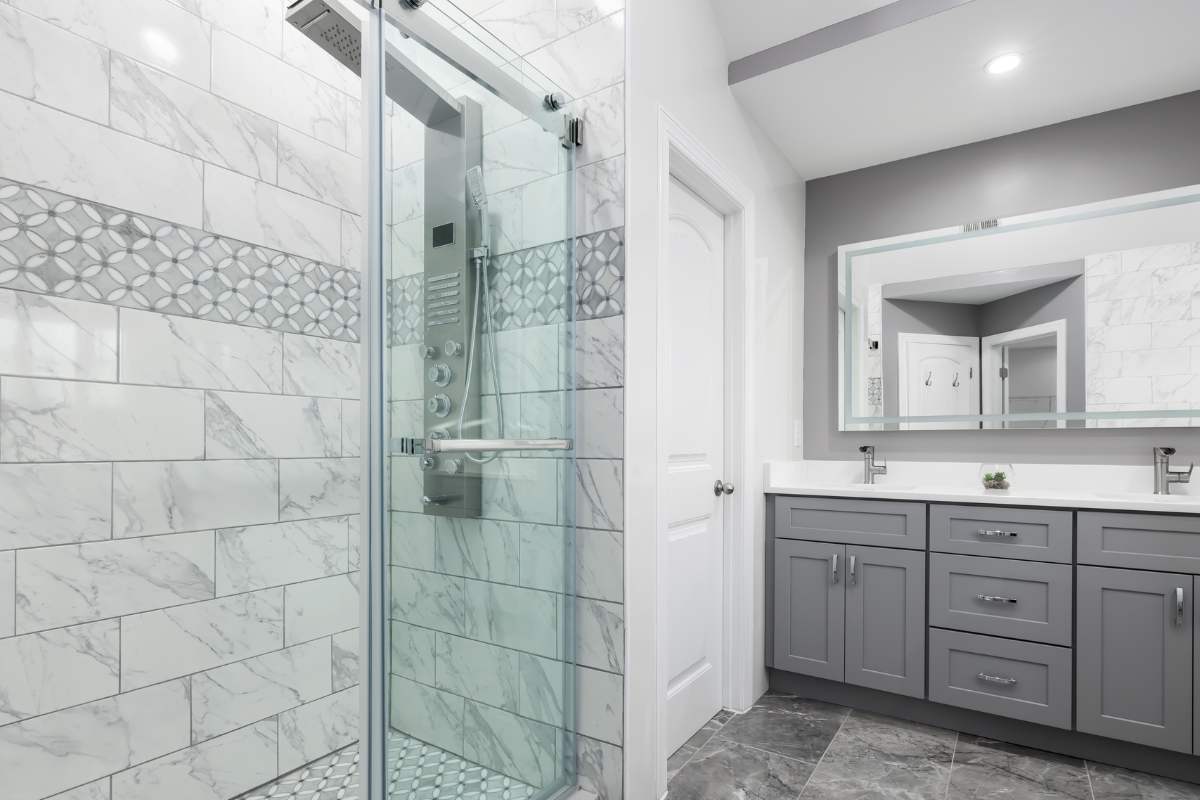 bagno con box doccia 