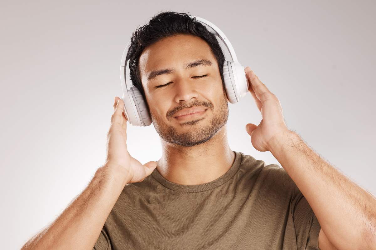 uomo con cuffie ed occhi chiusi
