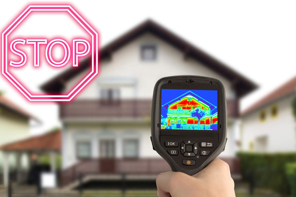 casa segnale stop rosso e macchina per vedere efficenza energetica 