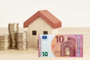 casa con banconota da 10 euro e monete