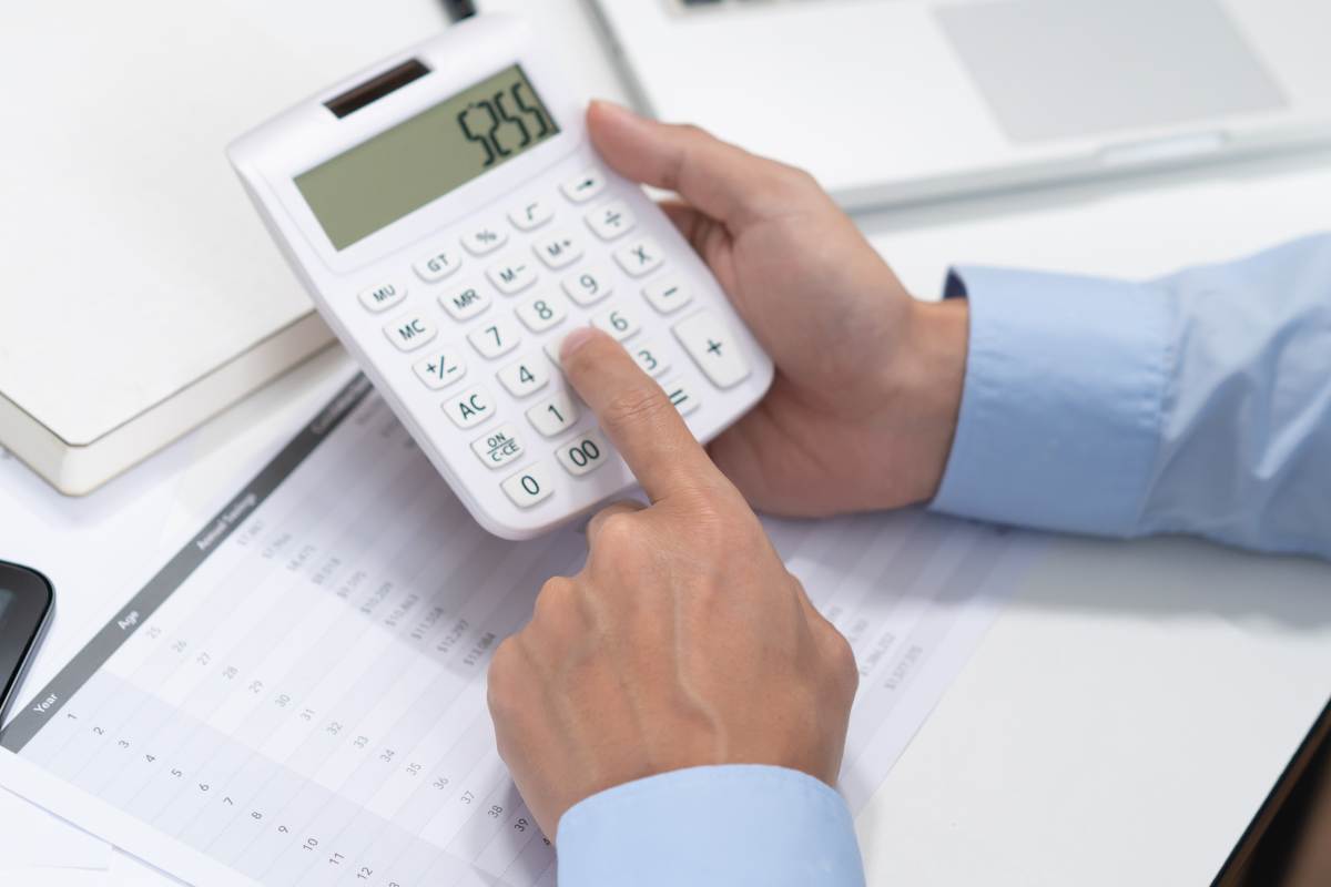 mano con calcolatricw