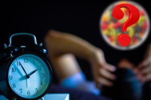 Uomo con mani sulla testa sveglia in primo piano e cerchio con punto interrogativo