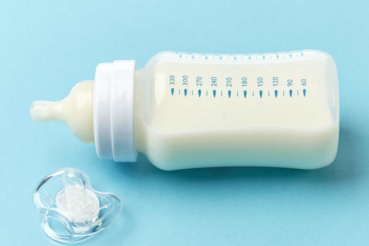 latte nel biberon e ciuccio 