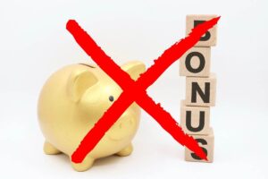 salvadanaio a forma di porcellino, scritta bonus e x