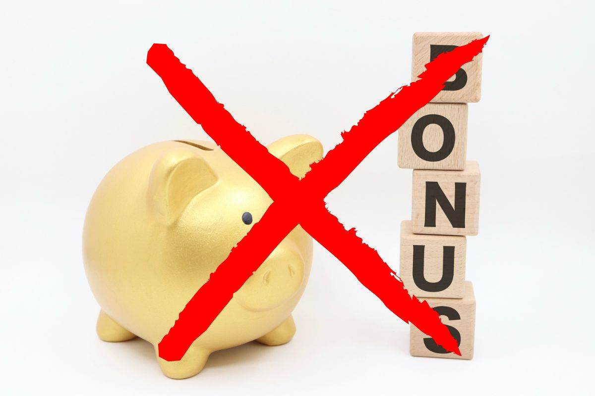 salvadanaio a forma di porcellino, scritta bonus e x