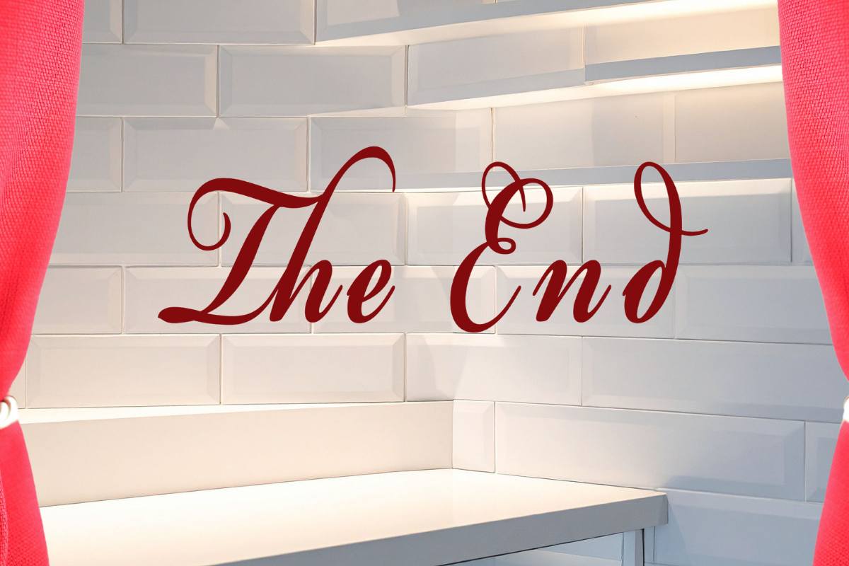 mattonelle cucina e tende rosse con scritta the ende