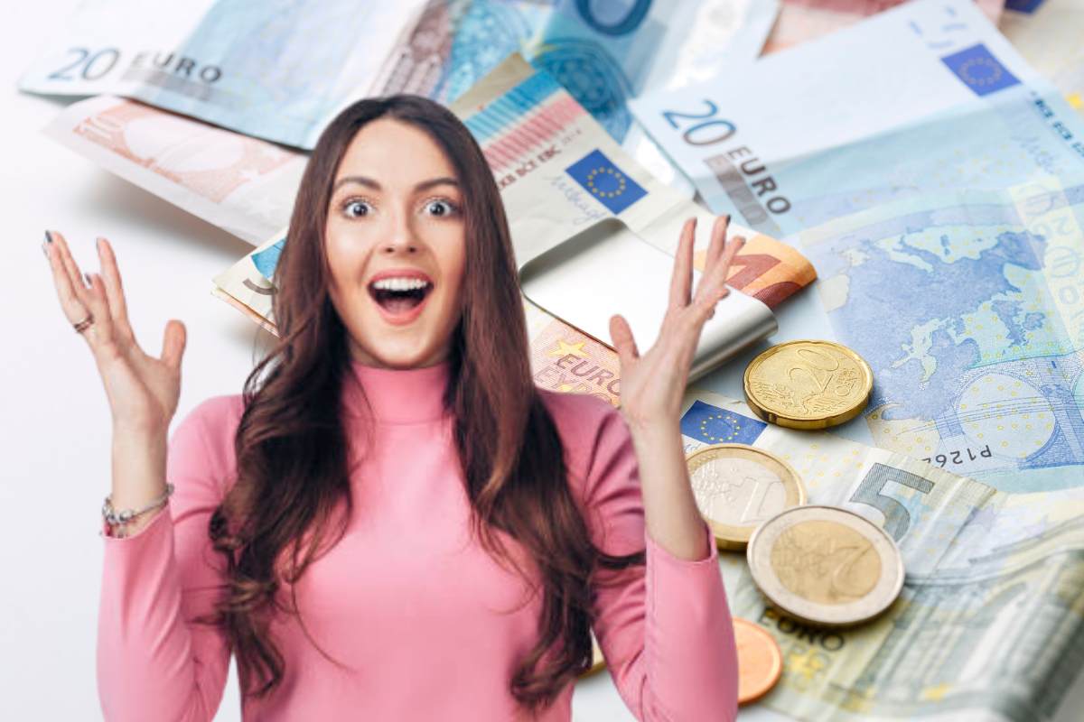 donna felice e sullo fondo banconote ed euro