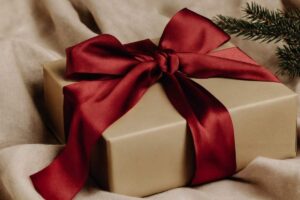 pacchetto di natale con filo rosso