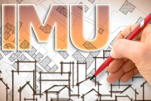 mano che disegna e scritta imu