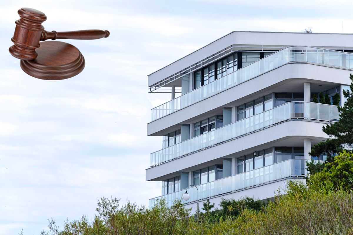 condominio e martello da giudice