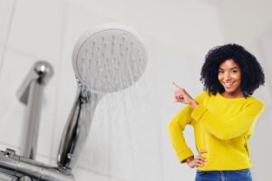 doccia e donna che lo indica