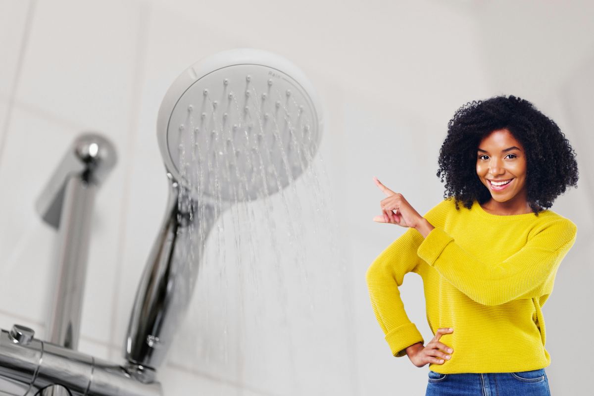doccia e donna che lo indica 