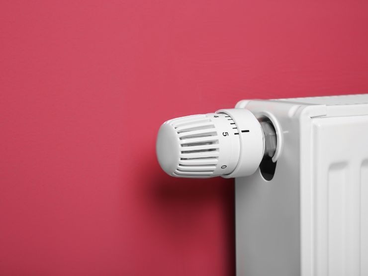 primo piano di una volta che regola termosifone