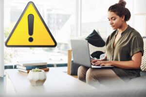donna al pc e simbolo attenzione