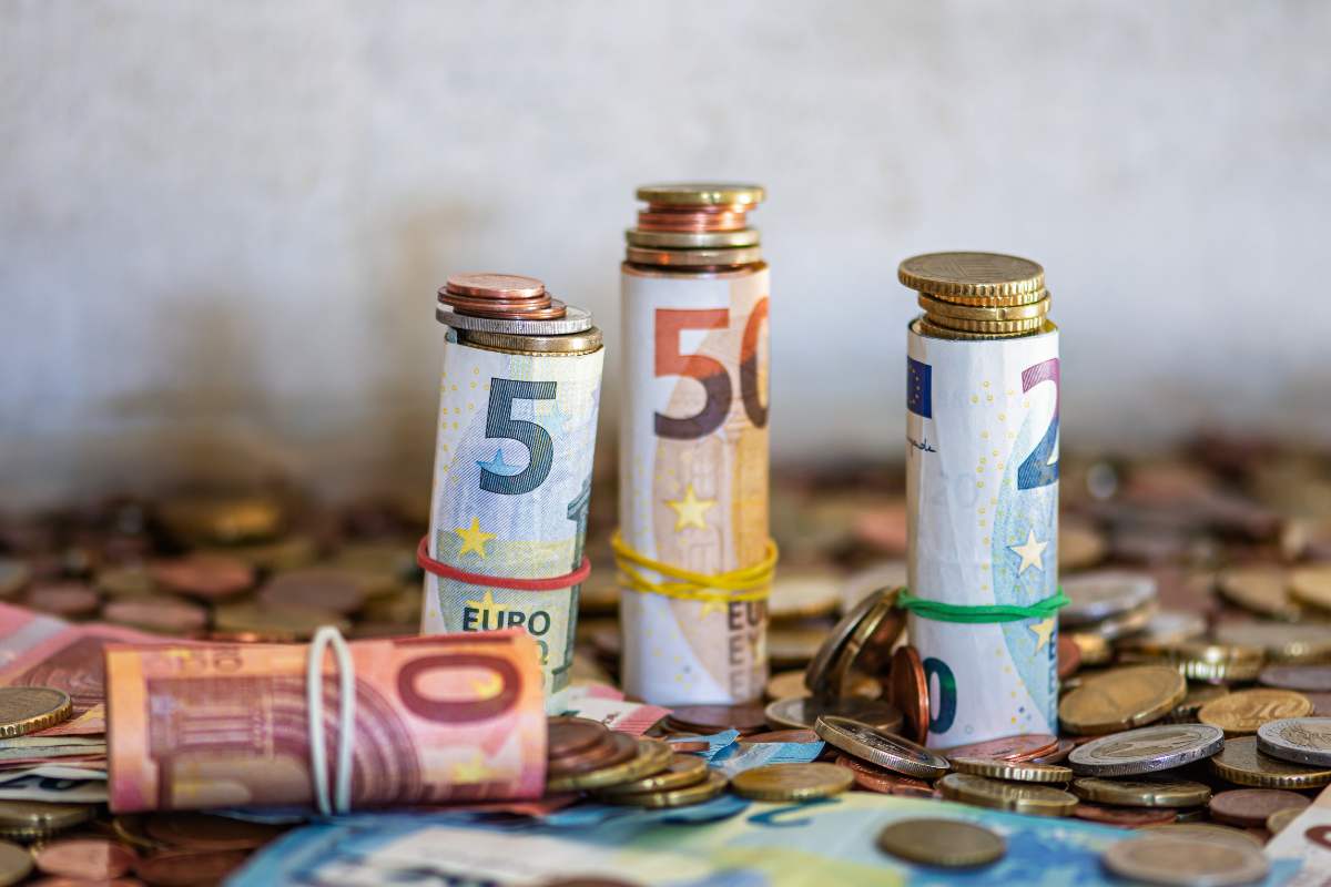 banconote arrotolate e monete